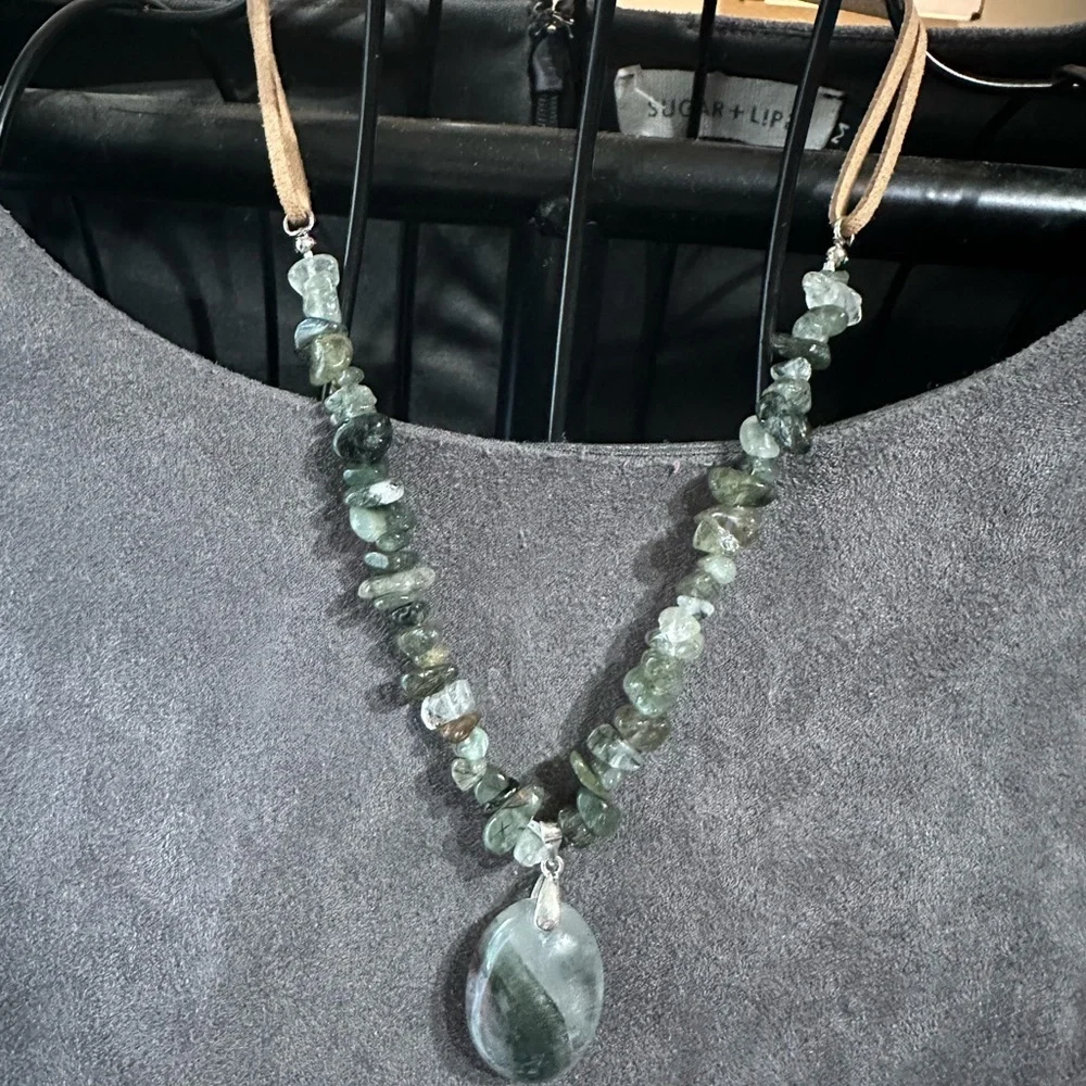 Garden Quartz Oval Pendant with Garden Quartz Chips Beads Faux Leather Necklace - Picture 16 of 16